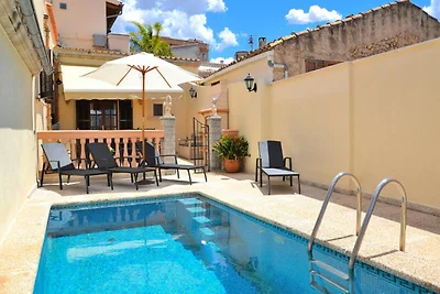 Haus in Buger mit Pool und Bergblick