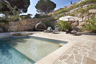 Lavish Villa in Sainte-Maxime with Bar & Heat...