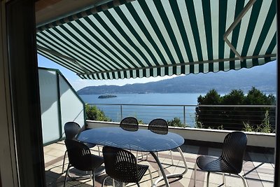 Appartamento a Verbania con vista lago