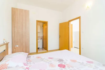 Apartments & Rooms Barišić - Studio Apartment...