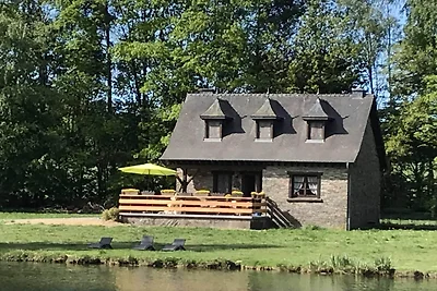 Haus im Grünen auf einem großen Grundstück