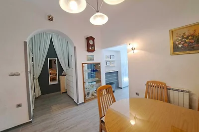 Spacious Urban Retreat Apartment with Terrace...