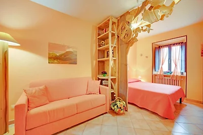 Grande casale in pietra in piccolo borgo...