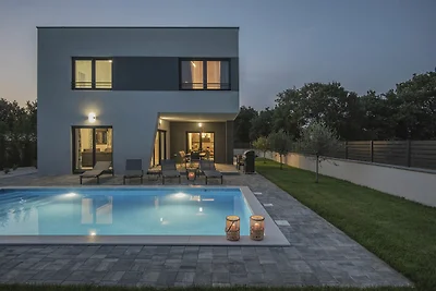 Moderne Villa mit beheiztem Pool