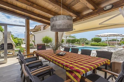 Villa in Koromačno mit Schwimmbecken