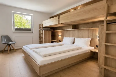 Moderne Wohnung mit Garten und Bergblick