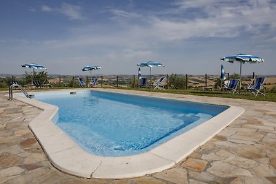 Casa colonica con piscina in comune