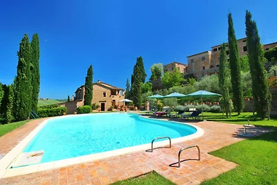 Moderno agriturismo con piscina a Montalcino