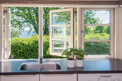 Modern toevluchtsoord aan water -- By Traum...