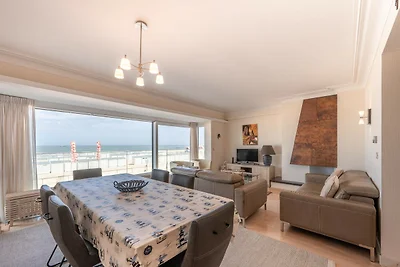 Modernes Apartment mit seitlichem Meerblick