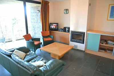 Modernes Haus im Erdgeschoss mit Terrasse