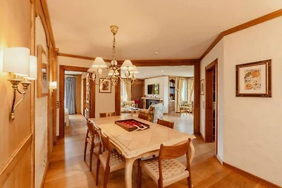 Üppiges Apartment mit Innenpool