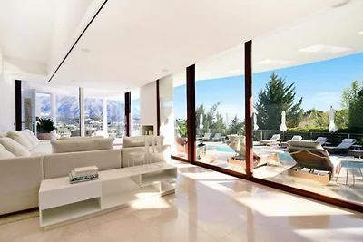 Villa in Nueva Andalucía mit Infinity-Pool