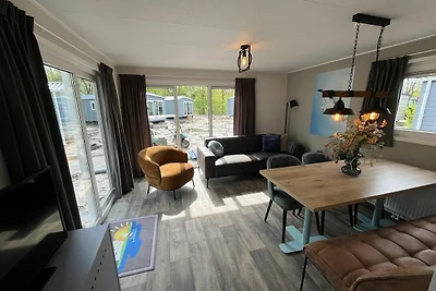 Chalet mit Spielgeräten, in einem Ferienpark