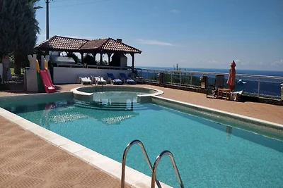 Schickes Apartment mit Pool in Dobra Voda