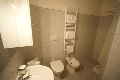 Modern eingerichtetes Apartment mit Klimaanla...