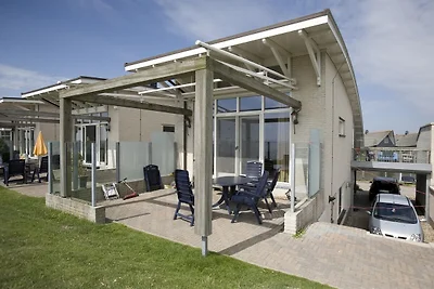 Villa mit Panoramablick auf das Wasser