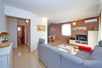 Modernes Apartment mit großer überdachter...