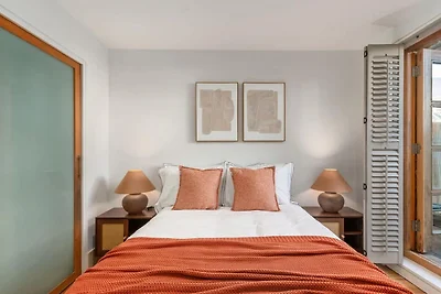 Soggiorno moderno con una camera da letto a...