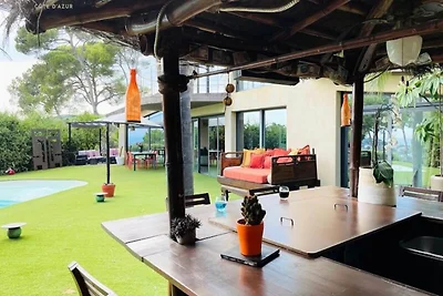 Architektenvilla mit Pool mit Meerblick