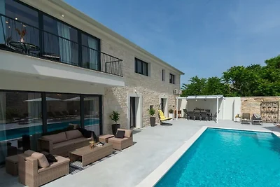 Villa in Kringa mit Schwimmbecken