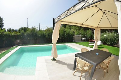Moderne villa met privé zwembad en tuin omhei...