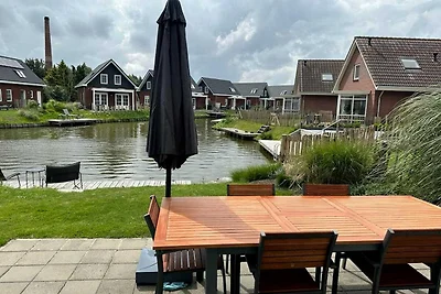 Spectacular villa by the lake