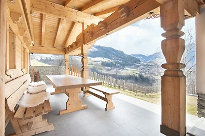 Chalet con terrazza panoramica a Zell am...