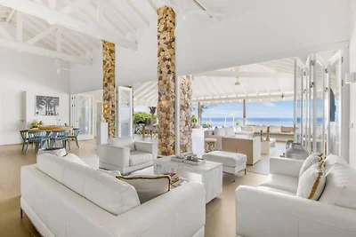 Pool und Whirlpool in einer Villa auf Coral...