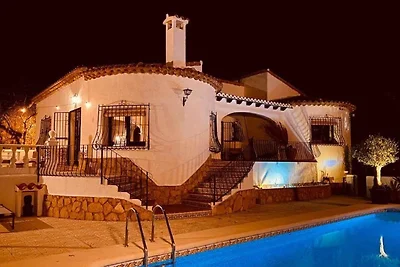 Villa con giardino e piscina privata ad...
