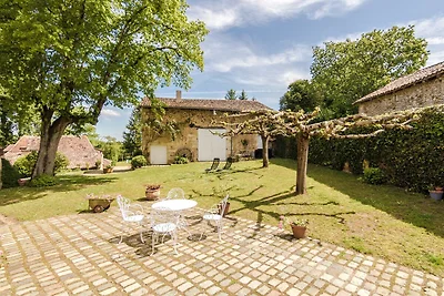 Gemütliche Villa in Sourzac mit Swimmingpool