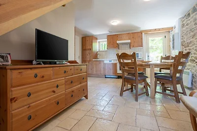 Cottage attorno alla piscina in una villetta