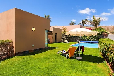Casa con piscina su un campo da golf