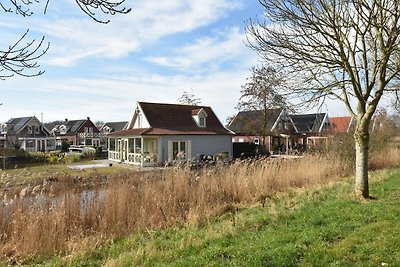 Villa direct aan het water met eigen steiger