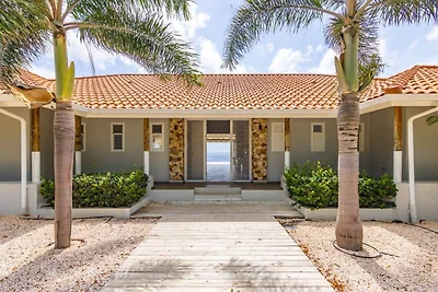 Pool und Whirlpool in einer Villa auf Coral...