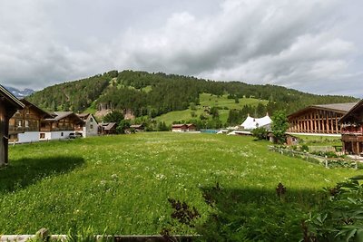 Üppiges Apartment mit Terrassenblick