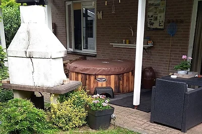 Bel bungalow a Beek con vasca idromassaggio