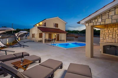 Villa in Vrbnik mit Schwimmbecken