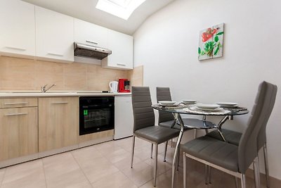 Moderne Ferienwohnung mit Terrasse in Sveti...