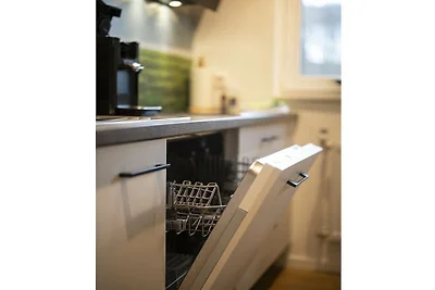 Q-Stall, Apartment 05