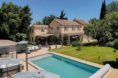 Große Familienvilla in Arles mit Pool