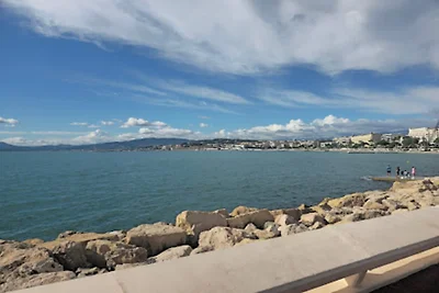 Designstudio mit Terrasse und Strand