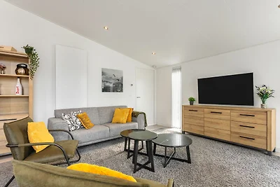 Modernes Chalet mit dekorativem Kamin in...