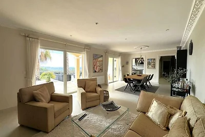 Villa in Valcros mit Pool und Meerblick