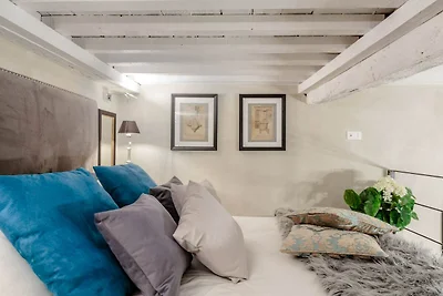 Chic suite, Steps from Torre Guinigi