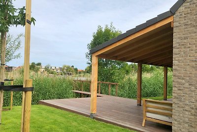 Villa mit Blick über das Wasser in einem Feri...