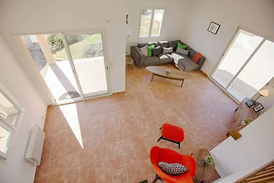 Imponente villa con vista sulla collina
