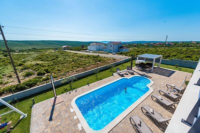 Luxuriöse Villa in Debeljak mit Swimmingpool