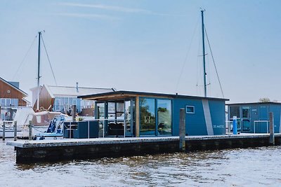 Gemütliches Hausboot am Rande des Yachthafens