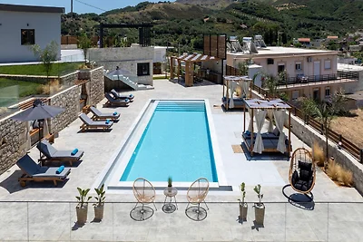 Villa Kournas para 12 huéspedes con piscina.